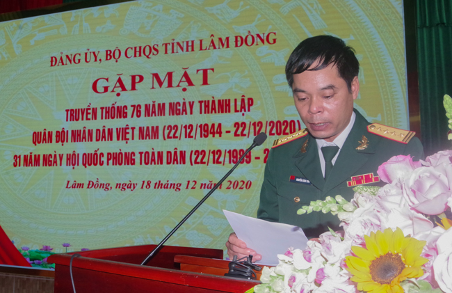 Đại tá Nguyễn Bình Sơn - Ủy viên Ban Thường vụ Tỉnh ủy, Chỉ huy trưởng Bộ Chỉ huy Quân sự tỉnh phát biểu ôn lại truyền thống 76 năm ngày thành lập Quân đội Nhân dân Việt Nam