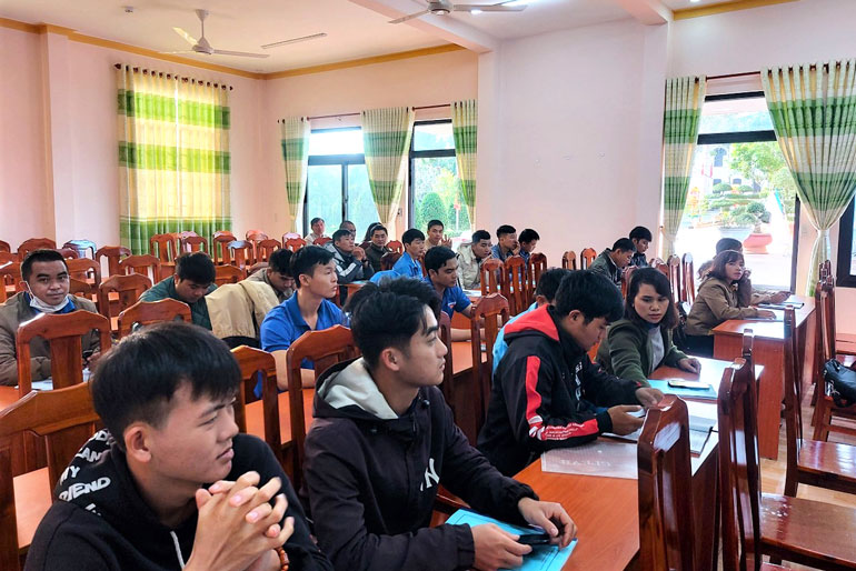Đoàn viên, thanh niên huyện Di Linh tham gia lớp tập huấn vận động thành lập hợp tác xã, tổ hợp tác