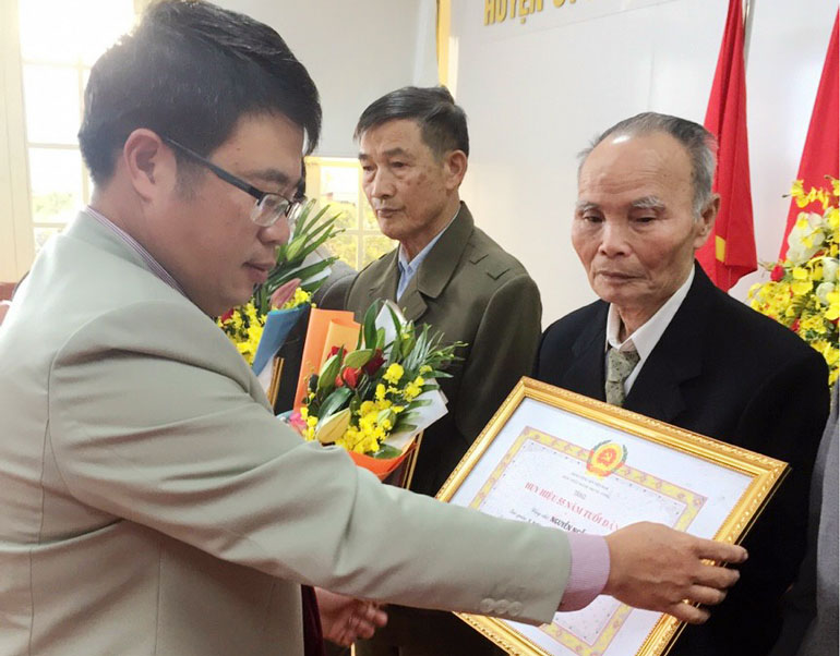 Đồng chí Nguyễn Ngọc Phúc - Bí thư Huyện ủy Đức Trọng, trao Huy hiệu Đảng cho các đảng viên
