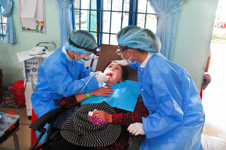Đoàn bác sĩ thiện nguyện khám chữa răng miễn phí tại Đà Lạt