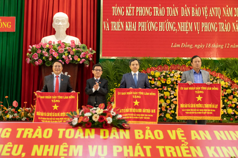Phó Chủ tịch UBND tỉnh Lâm Đồng Phan Văn Đa trao Cờ thi đua cho 3 tập thể xuất sắc
