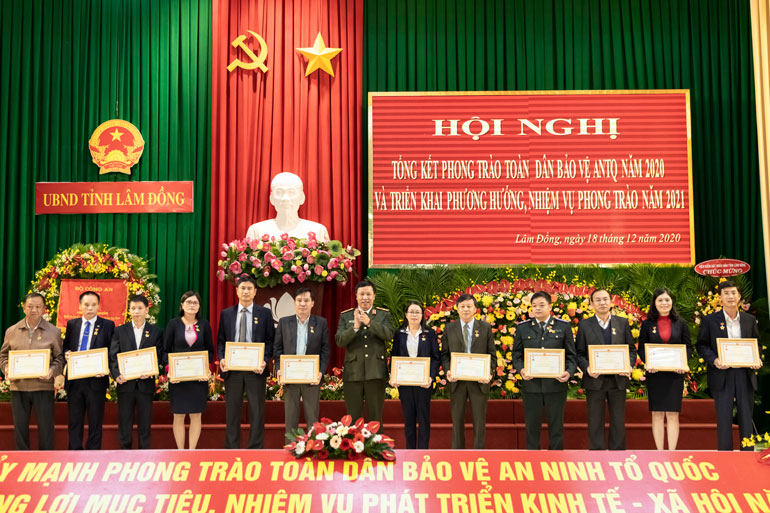 Thiếu tướng Nguyễn Công Bẩy - Cục Phó Cục Công tác Đảng và Công tác chính trị Bộ Công an trao Bằng khen của Bộ Công an cho 12 tập thể
