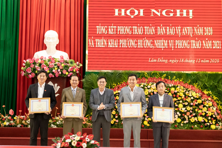 Đồng chí Võ Ngọc Hiệp - Ủy viên Ban Thường vụ Tỉnh uỷ, Chủ tịch Ủy ban MTTQ Việt Nam tỉnh Lâm Đồng trao bằng khen của UBND tỉnh cho 7 cá nhân