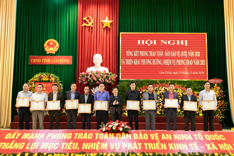 Phó Chủ tịch UBND tỉnh Lâm Đồng Phan Văn Đa trao bằng khen của UBND tỉnh cho các tập thể