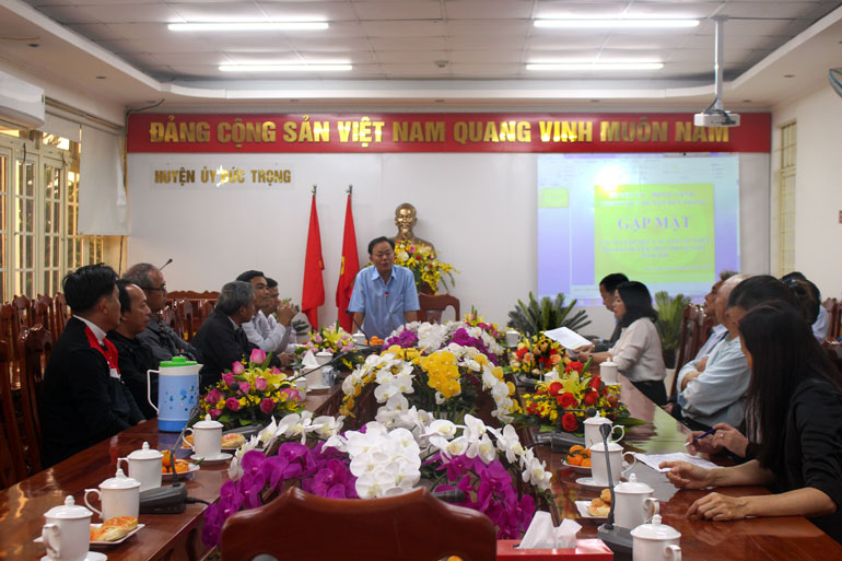 Phó Bí thư Thường trực Huyện ủy Đức Trọng Lê Hồng Khánh phát biểu tại buổi gặp mặt