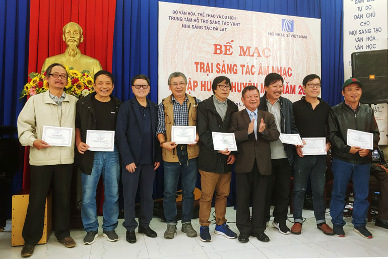 rao giấy chứng nhận của Hội Nhạc sĩ Việt Nam cho các hội viên tham dự lớp tập huấn “Nâng cao tính chuyên nghiệp trong sáng tác ca khúc