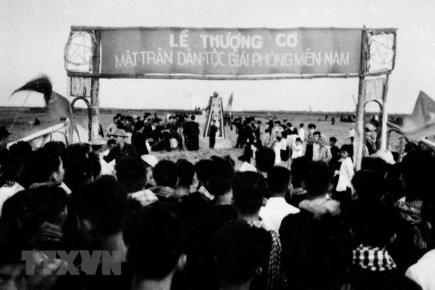 Hàng ngàn người dân tỉnh Kiến Phong míttinh và làm lễ thượng cờ chào mừng Mặt trận Dân tộc Giải phóng miền Nam Việt Nam ra đời