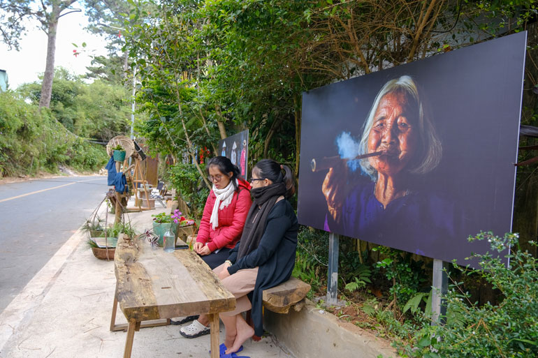 Lần đầu tiên tại phố núi Đà Lạt có cuộc triển lãm ảnh đường phố kéo dài suốt 3 tháng trên cung đường Lý Tự Trọng rợp bóng thông xanh