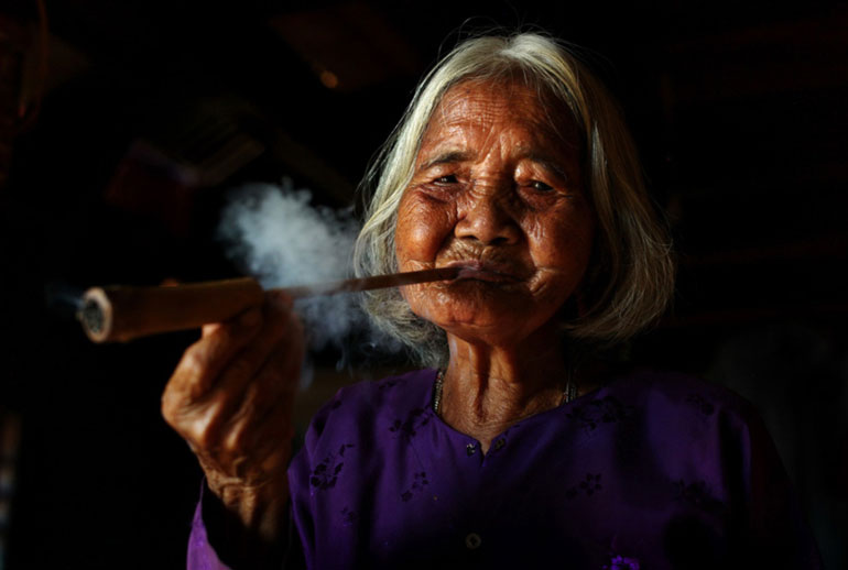 Bà Điểu Thị Diên A (98 tuổi, người S’Tiêng ở buôn Bù Xa, Bi Nao, xã Đồng Nai Thượng, huyện Cát Tiên) – tác giả Nguyễn Hoài Linh