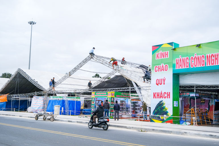 Hội chợ triển lãm hàng công nghiệp nông thôn tiêu biểu, hàng thủ công mỹ nghệ tỉnh Lâm Đồng bị gió mạnh làm tốc gần hết phần mái che