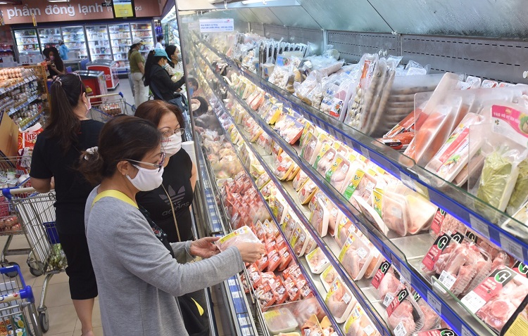 Khách hàng mua thịt lợn bình ổn tại hệ thống siêu thị Saigon Co.op tại TP Hồ Chí Minh