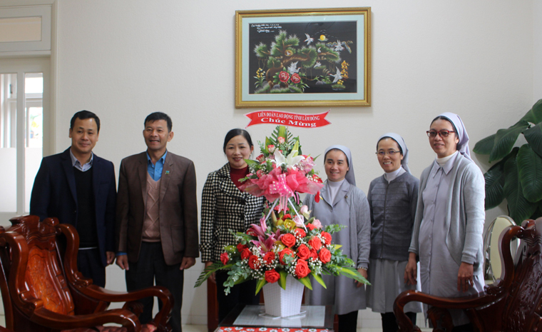 Liên đoàn Lao động tỉnh thăm công đoàn cơ sở trường học thuộc cơ sở tôn giáo nhân dịp Noel
