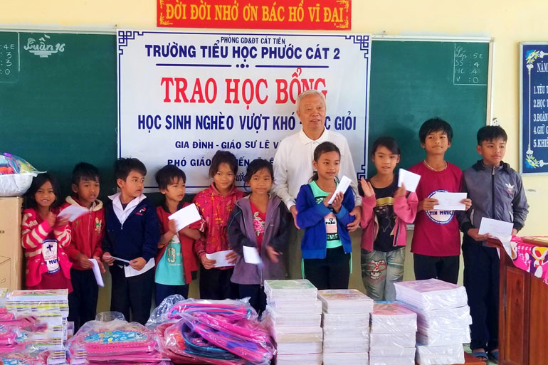 Tặng học bổng và quà cho học sinh nghèo vùng cao Cát Tiên