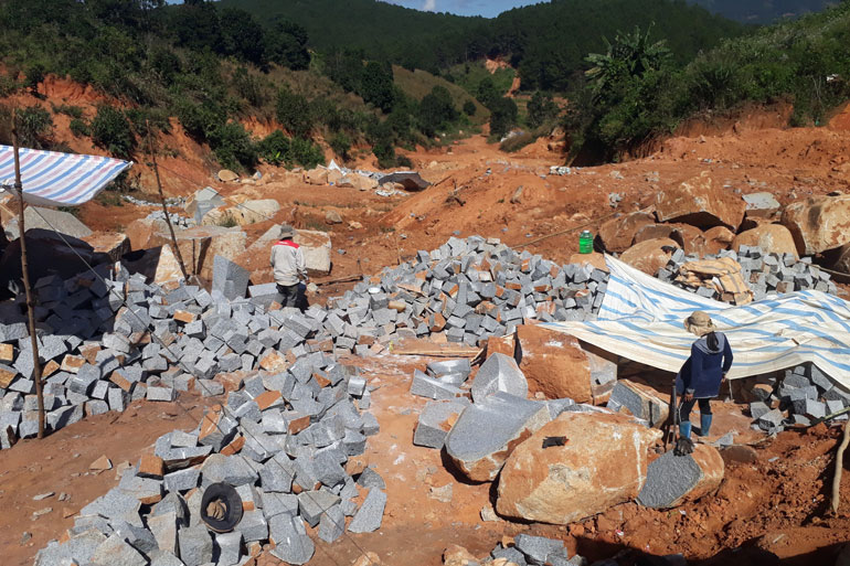 Một điểm khai thác đá không có giấy phép tại xã Tà Nung (TP Đà Lạt), giáp ranh với xã Mê Linh (huyện Lâm Hà)