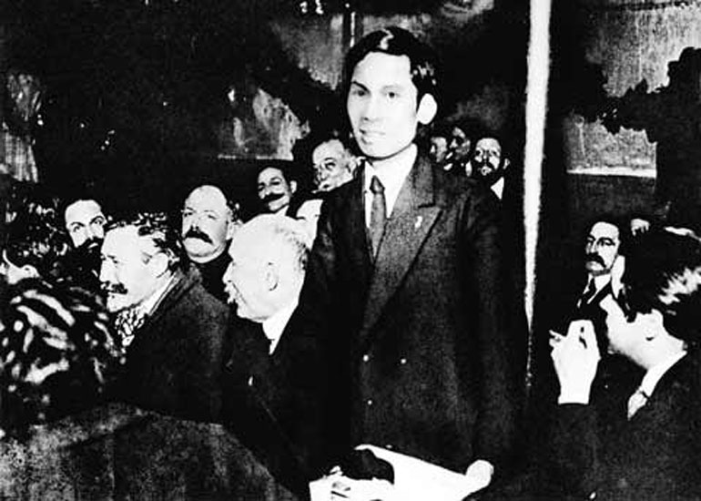 Nguyễn Ái Quốc phát biểu tại Đại hội Đại biểu toàn quốc lần thứ XVIII Đảng Xã hội Pháp ở thành phố Tua, tháng 12/1920