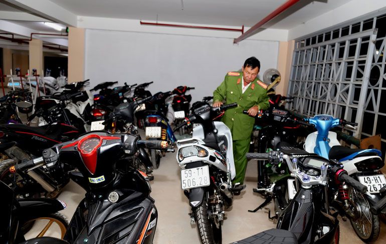 Hàng chục xe máy, xe mô tô độ, chế bị Công an TP Bảo Lộc bắt giữ sau 3 đêm ra quân