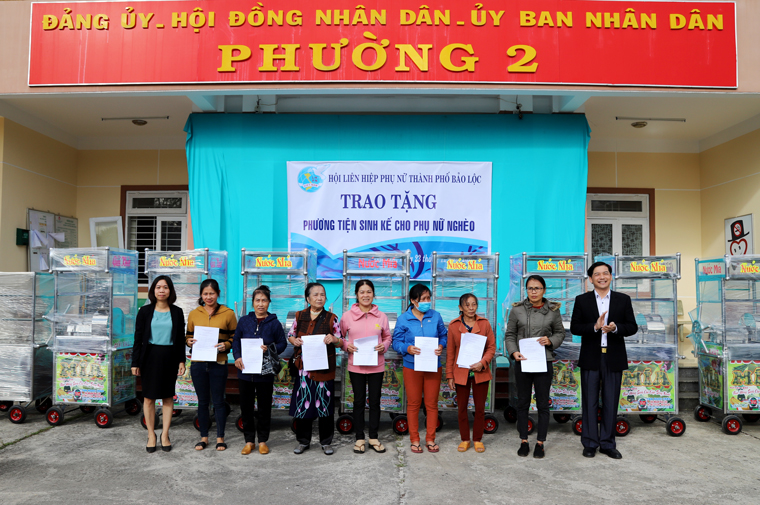 Hội LHPN TP Bảo Lộc trao tặng máy ép nước mía và xe bánh mì làm sinh kế cho các hội viên khó khăn