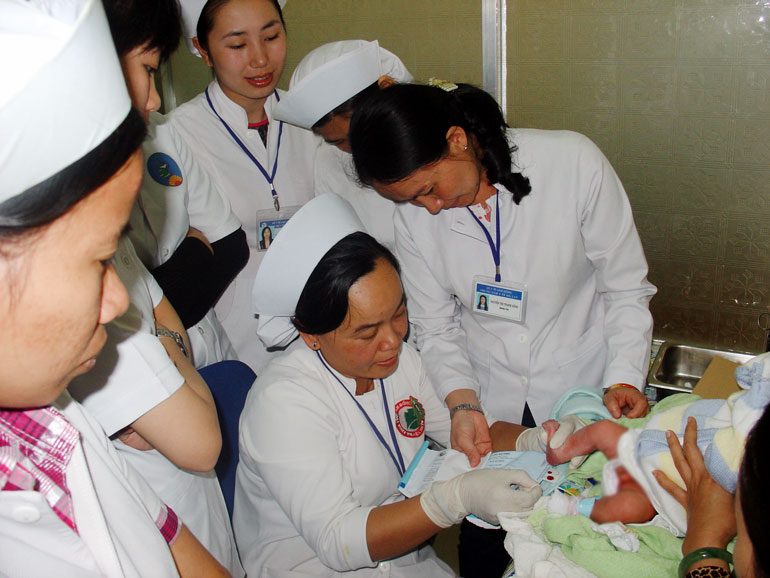 Tập huấn lấy máu gót chân tại Bệnh viện Đa khoa Lâm Đồng