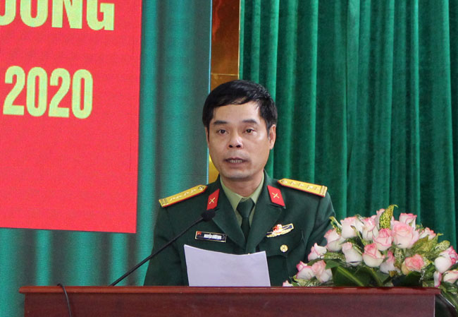 Đại tá Nguyễn Bình Sơn - Ủy viên Ban Thường vụ Tỉnh ủy, Chỉ huy trưởng Bộ Chỉ huy Quân sự tỉnh báo cáo kết quả công tác quốc phòng địa phương năm 2020