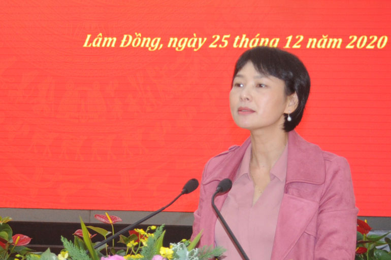Đồng chí Phạm Thị Phúc - Trưởng Ban Dân vận Tỉnh ủy phát biểu kết luận hội nghị