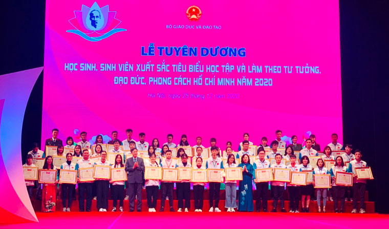 Các thí sinh xuất sắc đạt giải nhận khen thưởng tại Cuộc thi “Tuổi trẻ học tập và làm theo tư tưởng, đạo đức, phong cách Hồ Chí Minh” lần thứ VI năm 2020