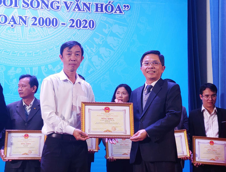 Phó Chủ tịch UBND tỉnh Lâm Đồng Đặng Chí Dũng trao bằng khen của UBND tỉnh cho các tập thể cá nhân điển hình của phong trào