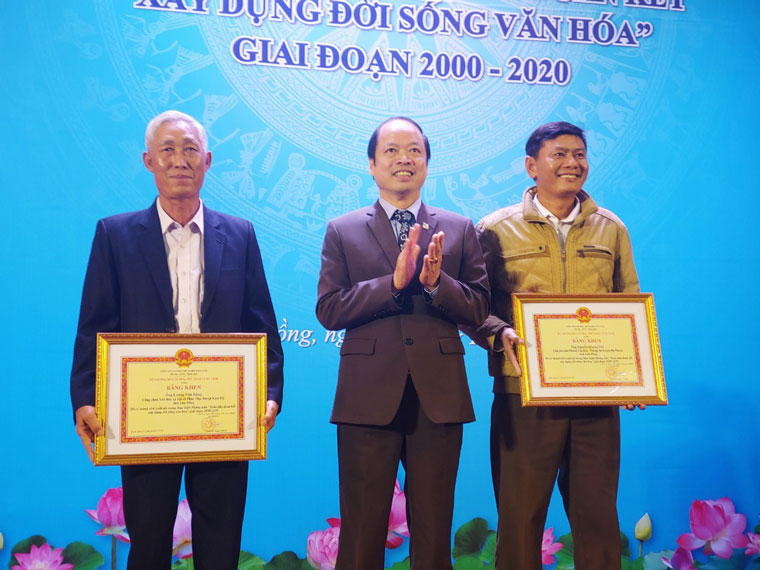 Ông Nguyễn Viết Vân - Giám đốc Sở Văn hóa Thể thao và Du lịch trao bằng khen của Bộ Văn hóa Thể thao và Du lịch cho 2 tập thể xuất sắc