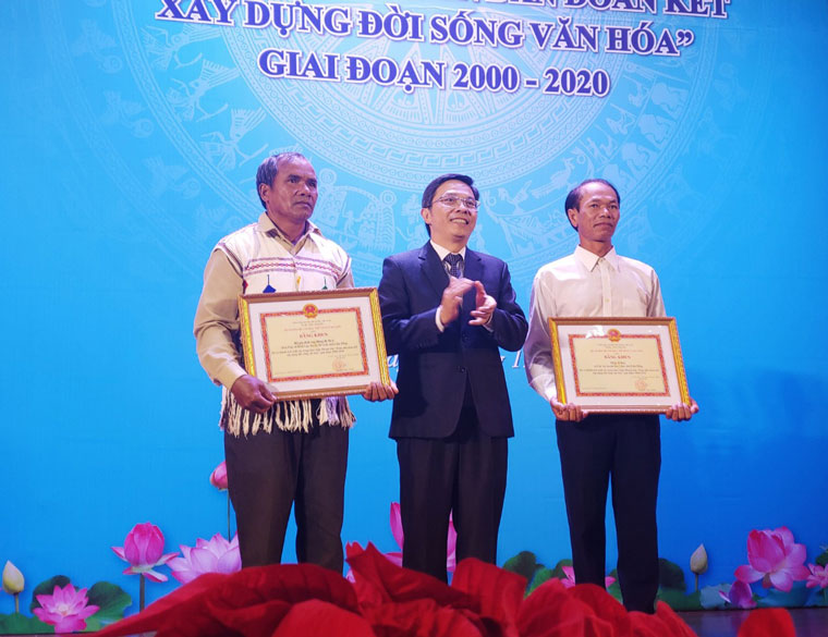 Phó Chủ tịch UBND tỉnh Lâm Đồng Đặng Chí Dũng trao bằng khen của Bộ Văn hóa Thể thao và Du lịch cho 2 gia đình văn hóa tiêu biểu