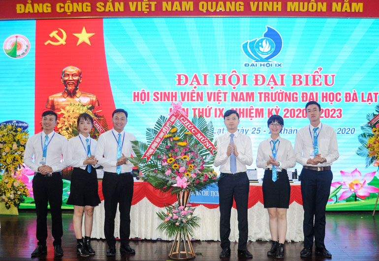 Anh Nguyễn Minh Triết - Phó Chủ tịch Thường trực Trung ương Hội Sinh viên Việt Nam tặng hoa chúc mừng Đại hội
