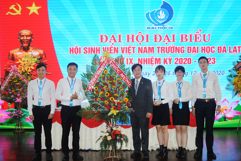 TS. Lê Minh Chiến - Bí thư Đảng ủy, Hiệu trưởng Trường Đại học Đà Lạt tặng hoa chúc mừng Đại hội