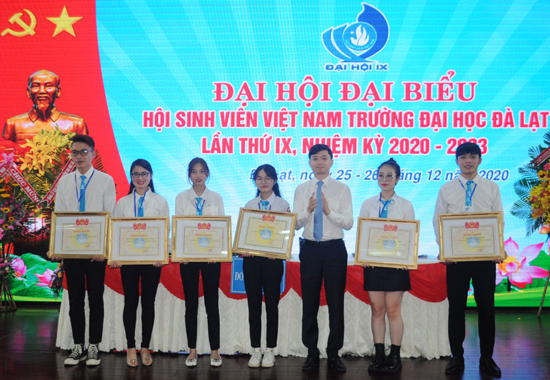 Trao bằng của Ban Chấp hành Trung ương Hội Sinh viên Việt Nam cho các tập thể và cá nhân