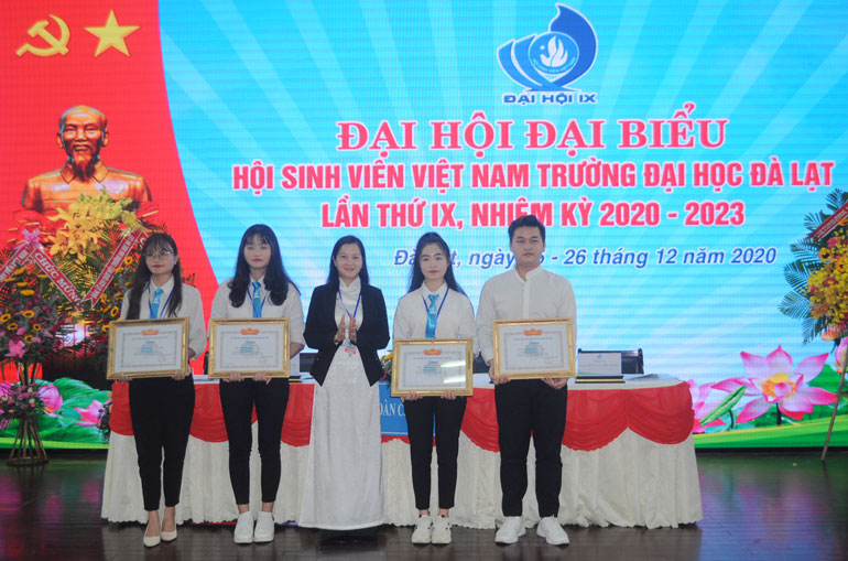Trao bằng khen của Hội Liên hiệp Thanh niên Việt Nam tỉnh Lâm Đồng cho các tập thể và cá nhân