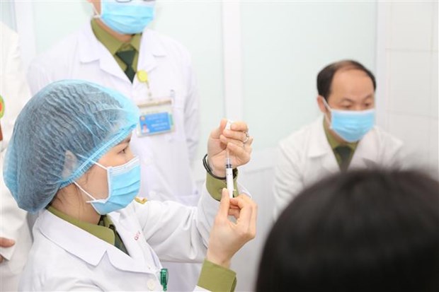 Bác sỹ chuẩn bị tiêm mũi vắcxin ngừa COVID-19 Nano Covax nhóm liều 50mcg cho tình nguyện viên. 