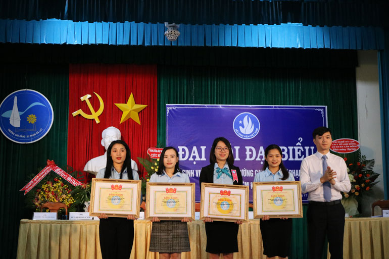 Trao bằng khen của Ban Chấp hành Trung ương Hội Sinh viên Việt Nam cho các tập thể và cá nhân