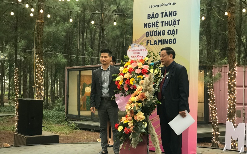 Ông Dương Quang Ứng (bên phải), Phó Giám đốc Sở VH, TT và DL tỉnh Vĩnh Phúc tặng hoa chúc mừng họa sĩ Vũ Hồng Nguyên, Giám đốc FCAM.