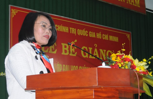 Đồng chí Nguyễn Thị Nhạn – Phó Trưởng ban Thường trực Ban Tổ chức Tỉnh ủy Lâm Đồng phát biểu tại Lễ Bế giảng lớp học