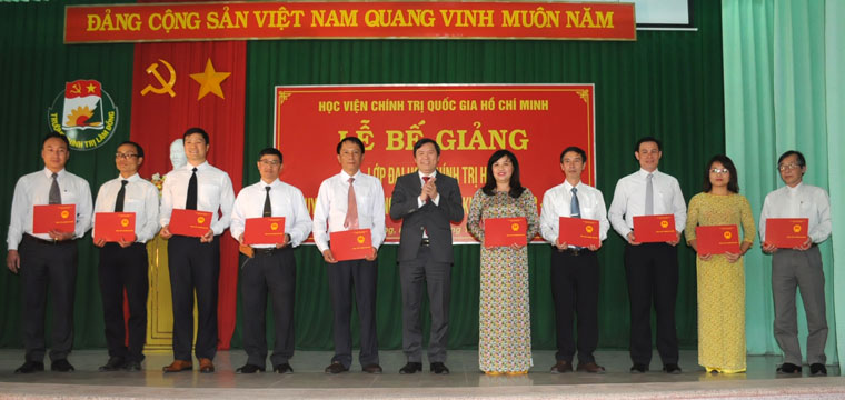 PGS. TS Lê Văn Lợi trao Bằng tốt nghiệp cho các học viên
