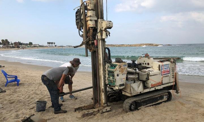 Các nhà khoa học khoan lấy lõi trầm tích ở bờ biển Địa Trung Hải, Israel.
