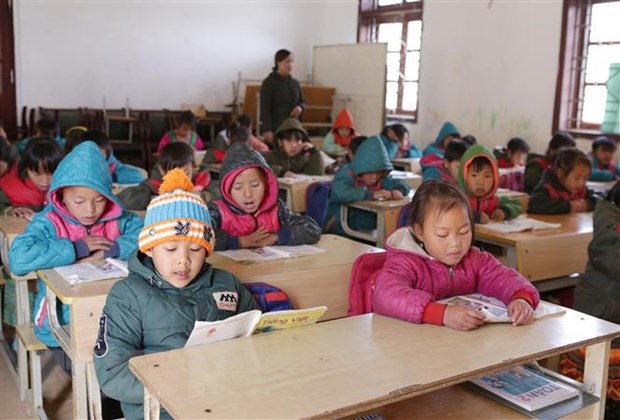 Học sinh mặc đủ ấm khi đến lớp đảm bảo sức khỏe để chống chọi với thời tiết khắc nhiệt trên cao nguyên đá Sìn Hồ tỉnh Lai Châu. 