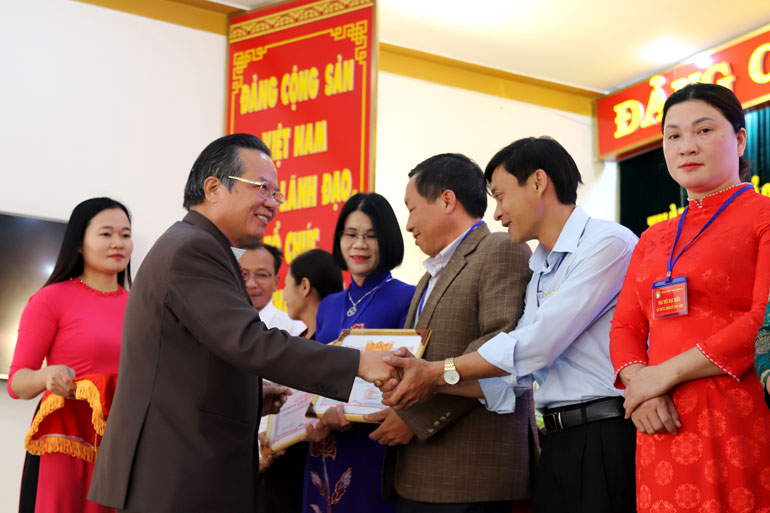 Ông Nguyễn Xuân Ngọc – Chủ tịch Hội Khuyến học tỉnh Lâm Đồng trao khen thưởng các mô hình học tập tiêu tiểu
