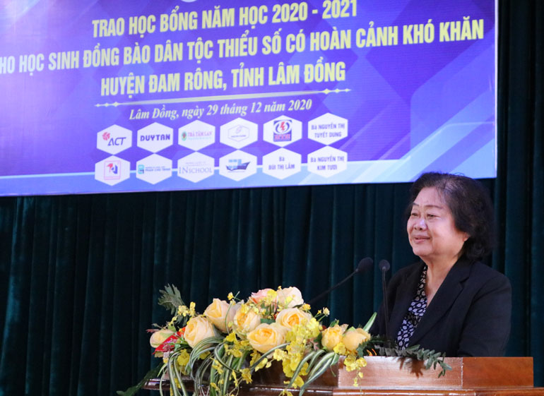 Bà Trương Mỹ Hoa - Chủ tịch Quỹ học bổng Vừ A Dính phát biểu tại buổi lễ