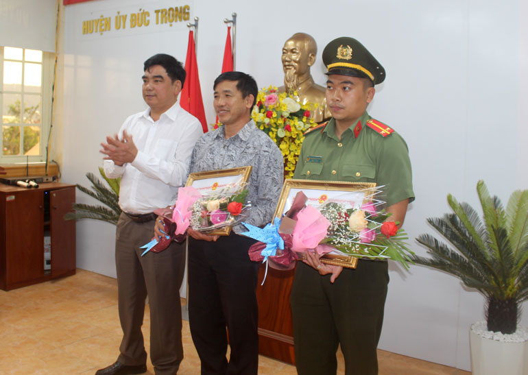Ông Võ Văn Hải – Trưởng Ban Tuyên giáo Huyện ủy Đức  Trọng, trao giấy khen cho các cá nhân
