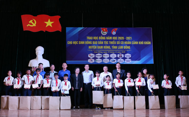 Đoàn đã trao 75 suất học bổng cho học sinh vùng đồng bào dân tộc thiểu số tại huyện Đam Rông