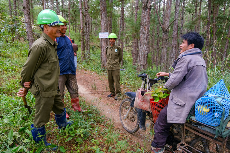 Các tổ viên Tổ bảo vệ rừng Hòa Bình vận động bà con làm vườn giáp bìa rừng không lấn chiếm đất, chặt phá cây rừng trong một lần đi tuần