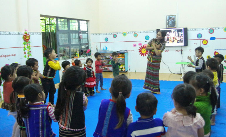 Học sinh Trường Mầm non Đạ Long hào hứng với nhiều hoạt động liên quan đến yếu tố văn hóa truyền thống