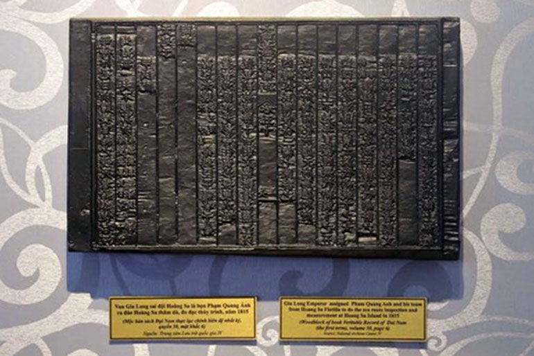 Mặt khắc 6, quyển 50 mộc bản sách Đại Nam thực lục chính biên đệ nhất kỷ kể về việc vua Gia Long sai người ra Hoàng Sa thăm dò, đo đạc thủy trình năm 1815