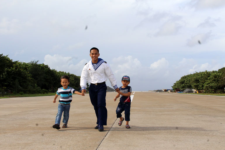 Chiến sĩ Hải quân và trẻ em vui chơi trên đảo Trường Sa