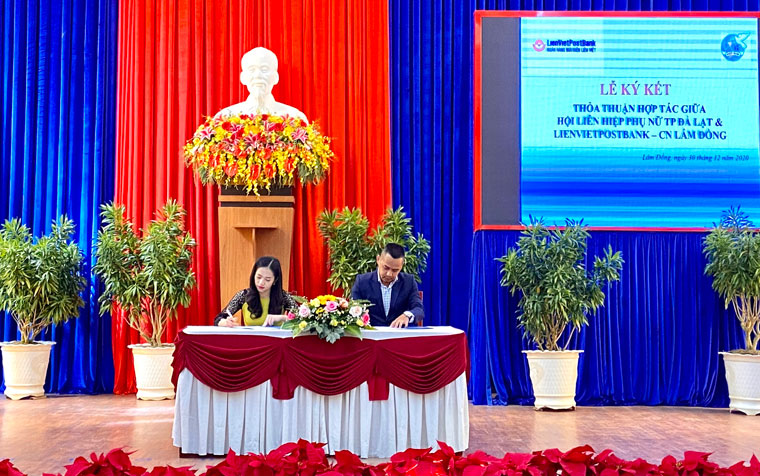 Lãnh đạo Hội LHPN Đà Lạt và Ngân hàng Bưu điện Liên Việt chi nhánh Lâm Đồng ký kết thỏa thuận hợp tác