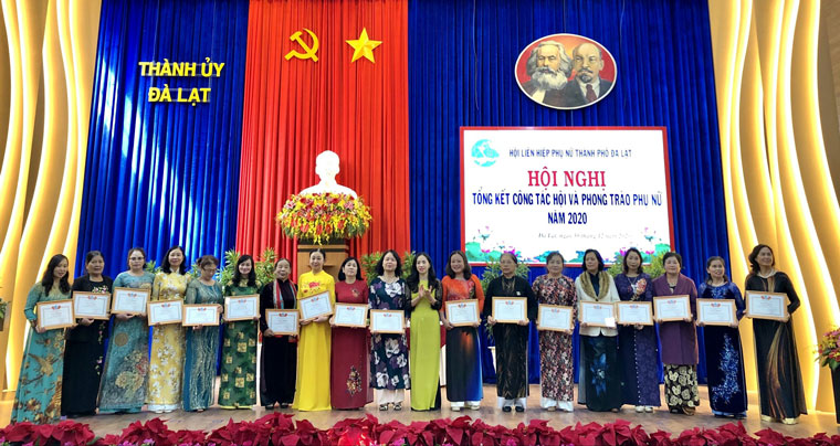 Bà Phan Thị Xuân Thảo – Chủ tịch Hội LHPN Đà Lạt trao giấy khen của Hội cho các cá nhân đóng góp tích cực trong công tác phụ nữ thành phố