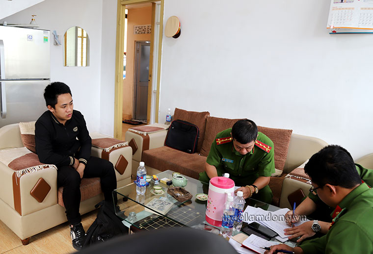 Nguyễn Văn Huy (áo đen) làm việc với cơ quan công an